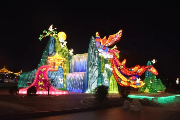长春南湖公园与长春公园冰雪灯光展正式亮灯