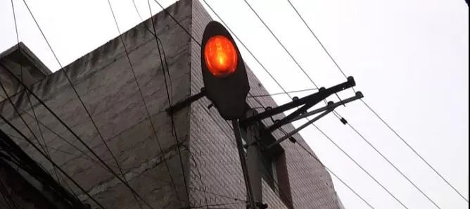 贵州安顺城区拉网维修近2万盏路灯以提升亮化水平