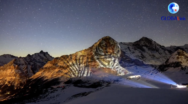 瑞士艺术家用灯光秀为北京冬奥会加油