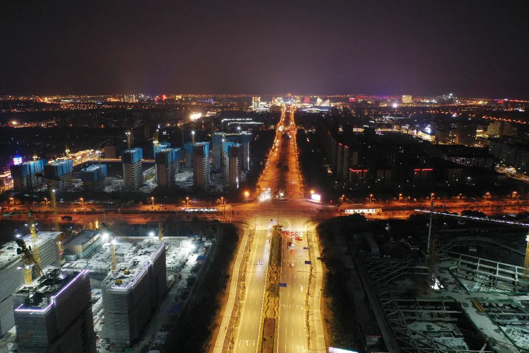 上海临港新城申港大道两侧在建项目亮灯迎元宵