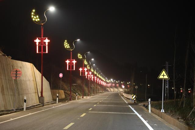 云南曲靖麒麟区东山镇以道路亮化打造最美高速公路延长线