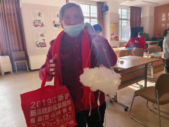 南京嘉业社区老人自制“云朵灯”助力环保新时尚