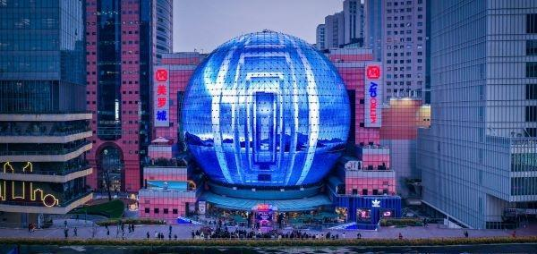 位于上海徐家汇商圈的全球首个裸眼3D球幕升级