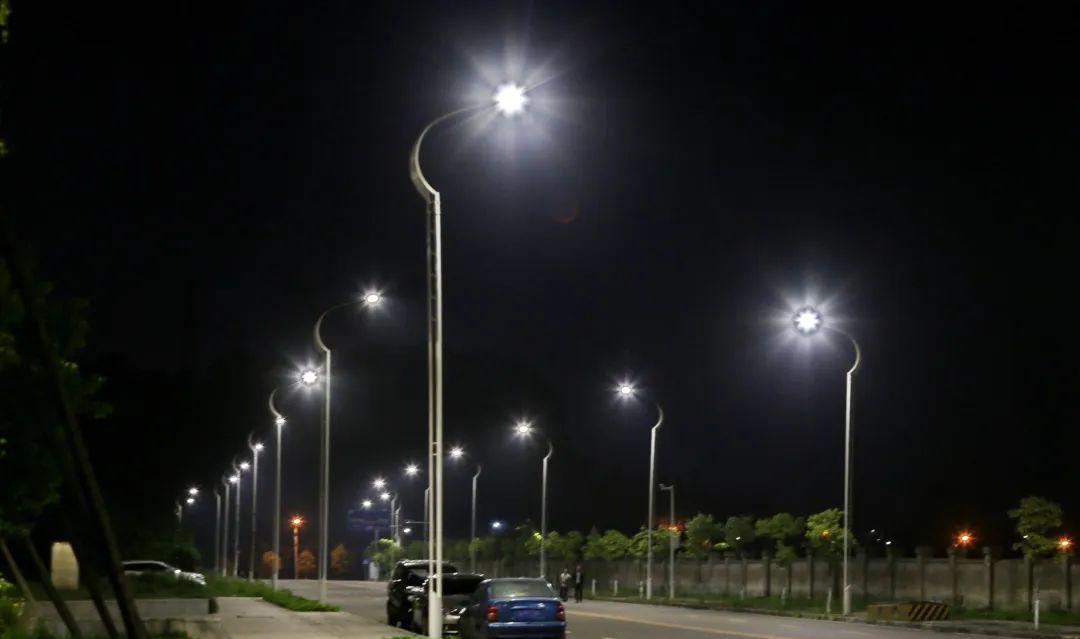 新型路灯照亮重庆合川园区夜间路