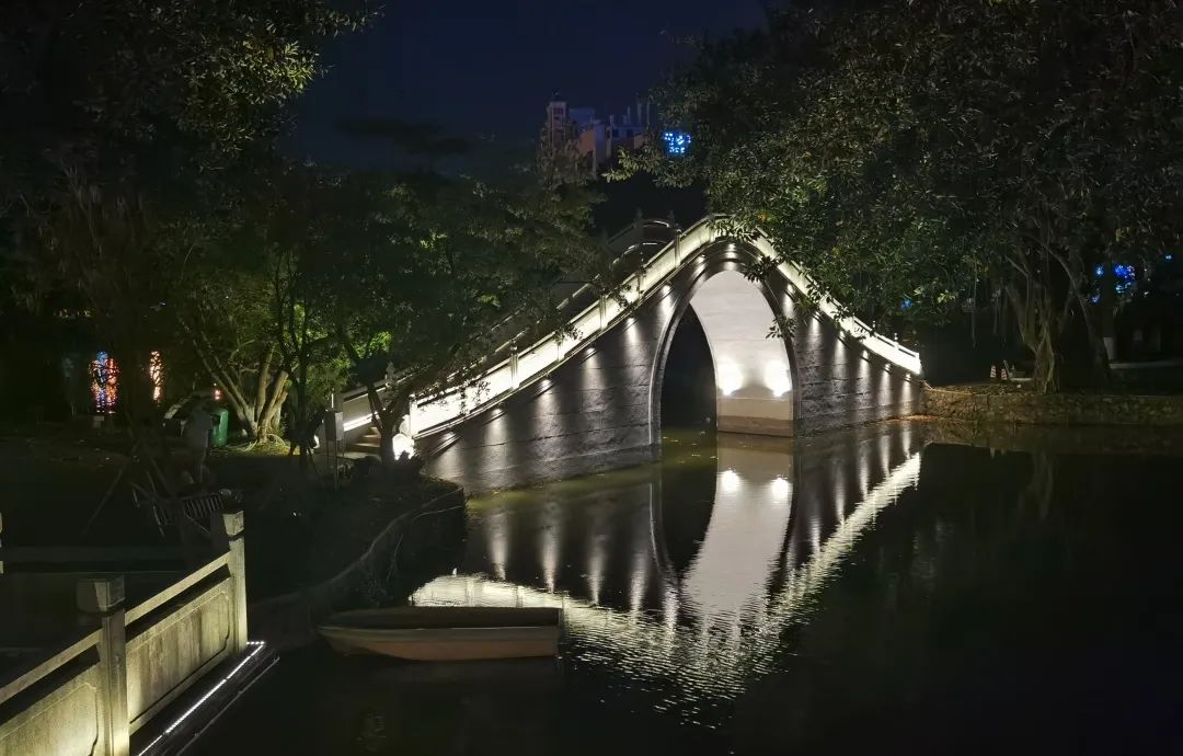 广东东莞人民公园通过亮化改造晓湖夜景“靓”起来