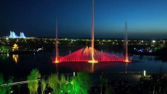 新疆科拉达克朱雀湖水幕灯光秀震撼开场