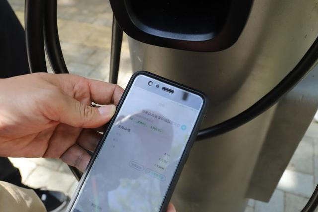深圳首创“多功能智能杆 充电桩”路边充电服务