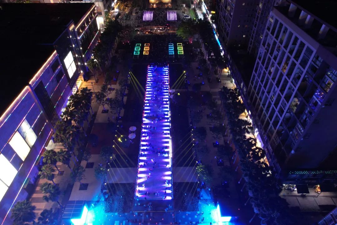 重庆长寿区时代广场上演七彩灯光秀