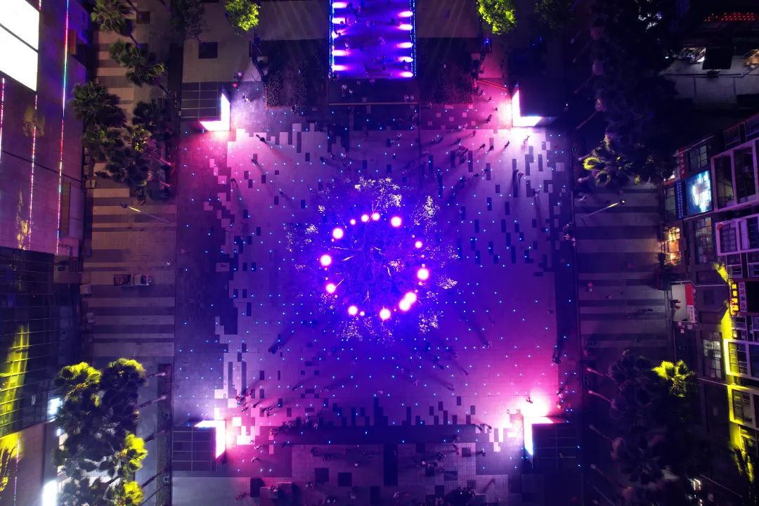 重庆长寿区时代广场上演七彩灯光秀