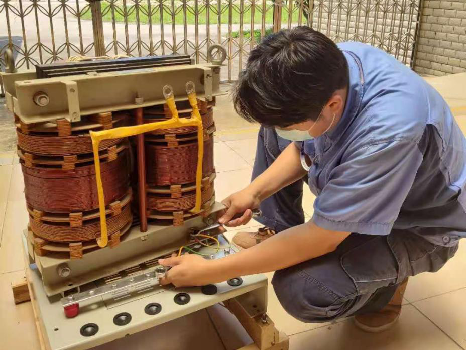 南宁机场修缮动力部助航灯光站更换一批调光柜变压器