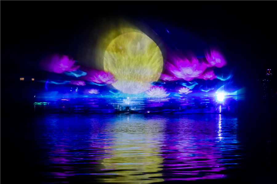 长春市南湖公园水幕灯光秀一展“镜湖月光”