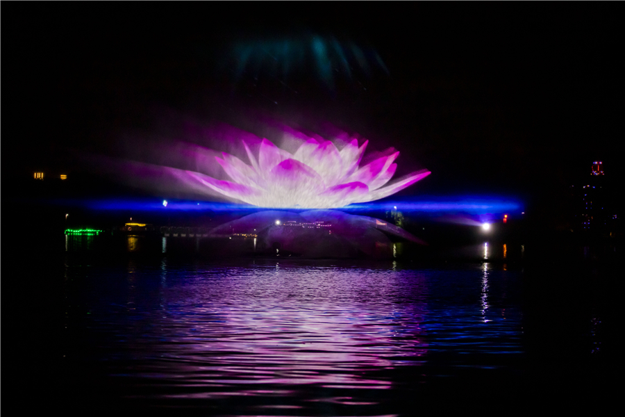 长春市南湖公园水幕灯光秀一展“镜湖月光”