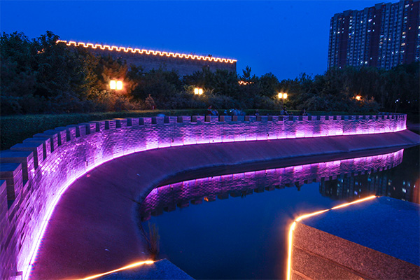 亲水步道亮化工程用灯光创造出美丽的河岸景色