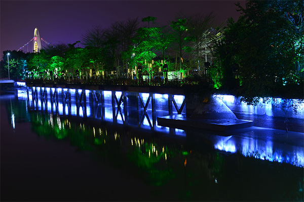亲水步道亮化工程用灯光创造出美丽的河岸景色