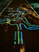 北京奥森公园新增非遗花灯打造的“科技智慧夜光跑道”
