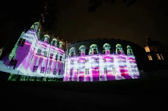 “光之夜”国际灯光艺术节在俄罗斯列宁格勒地区加特契纳宫和公园举行