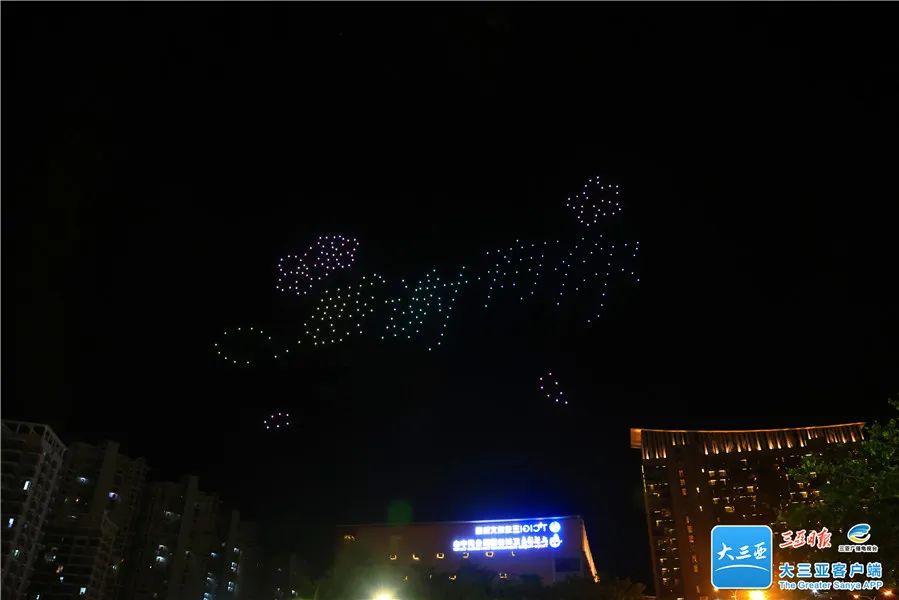 海南三亚300架无人机“亮灯”致敬支援抗疫医护人员