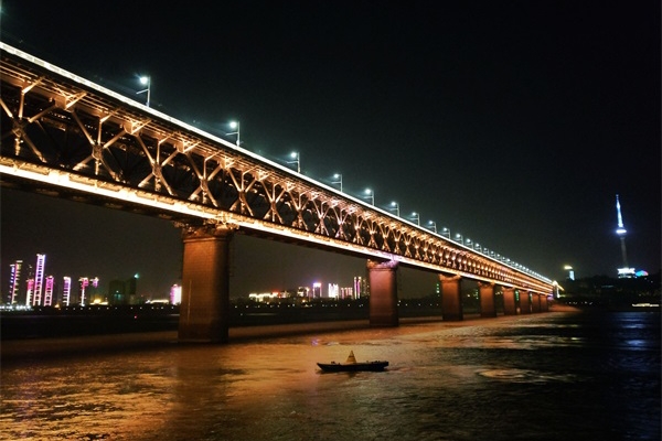 大桥亮化工程给人以舒适感和艺术感染力