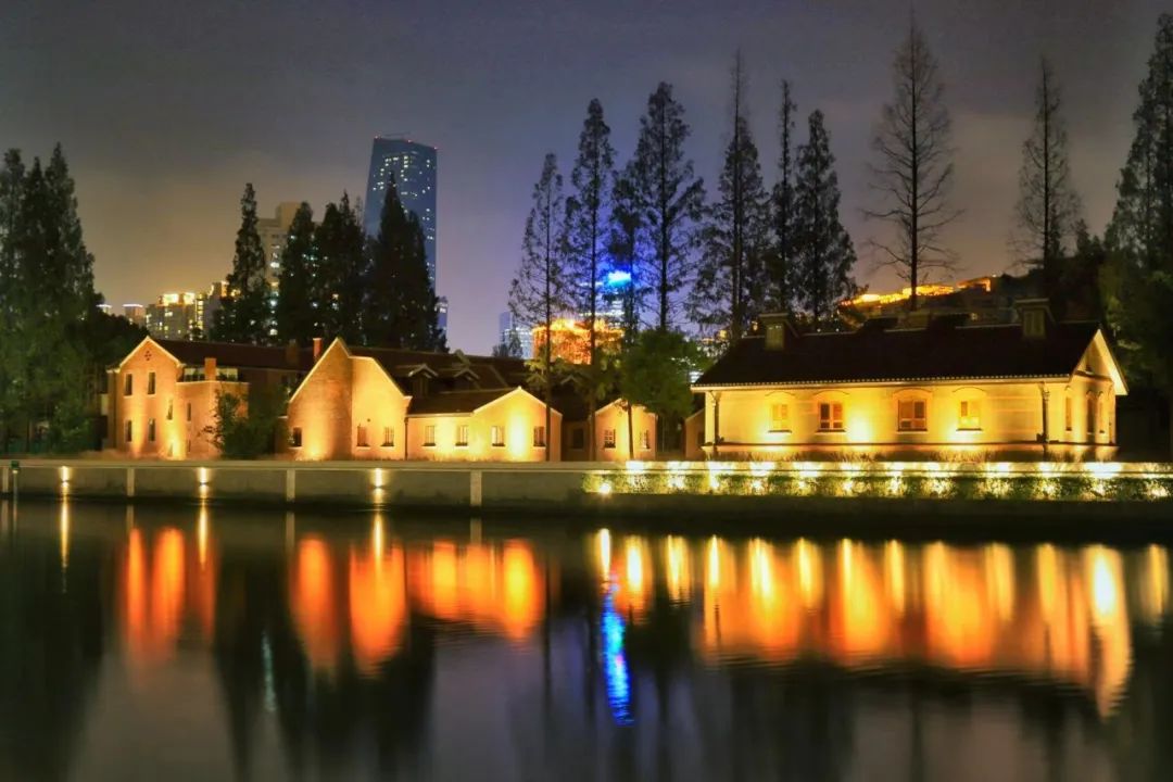 上海苏州河华政段百年老建筑亮灯展迷人夜景
