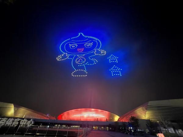 双创元素无人机灯光秀闪耀郑州夜空