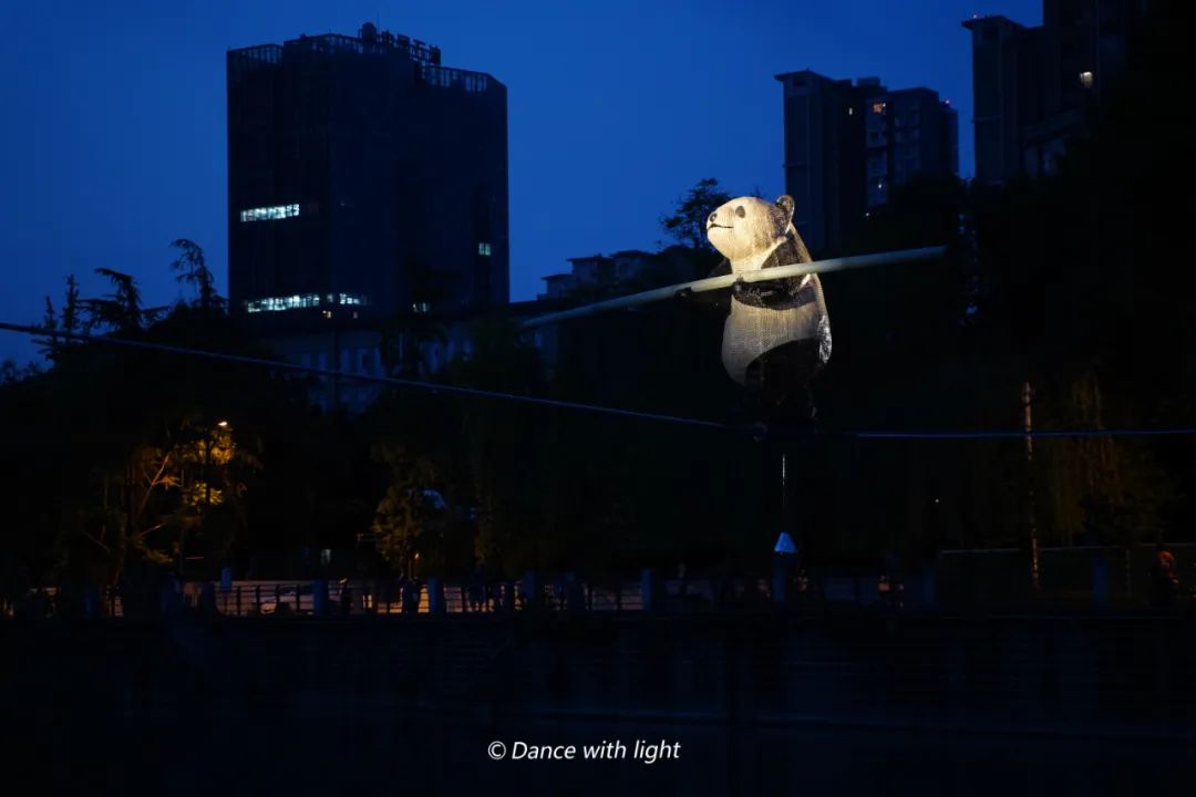 全球首座跨江平衡灯光雕塑“熊猫”点亮成都