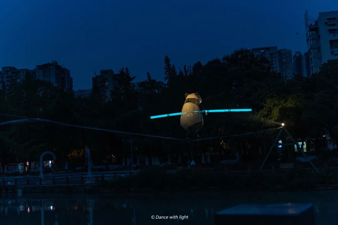 全球首座跨江平衡灯光雕塑“熊猫”点亮成都