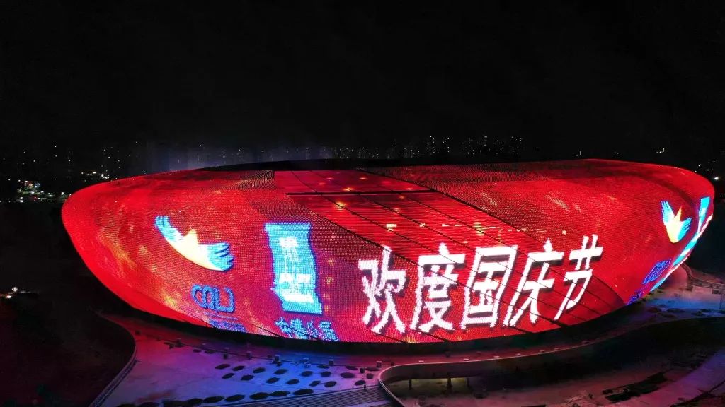 重庆龙兴足球场正式亮灯