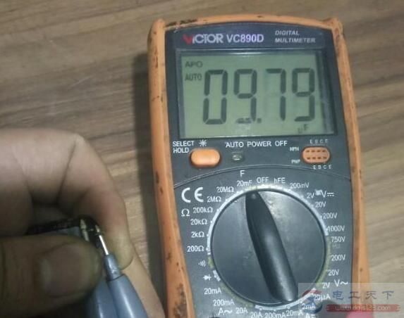 数字万用表怎么测量电解电容？
