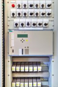 PLC电机控制柜，是一种可以控制电机运行的设备