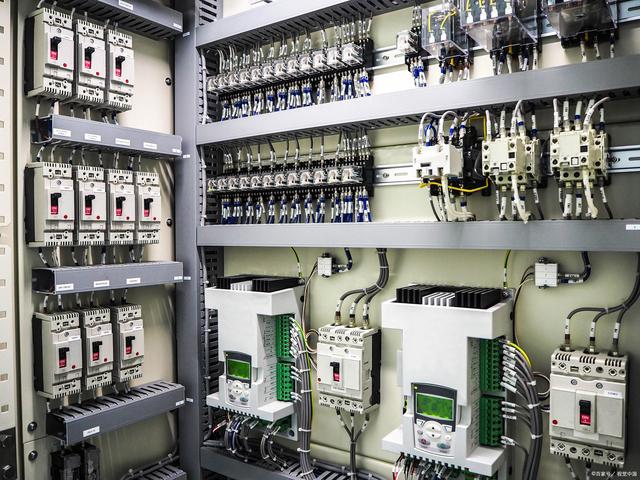 plc电控柜在生产生活中的用途