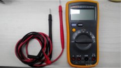 数字万用表测量电压/电流/电阻/频率/电容/三极管/温度使用方法图解