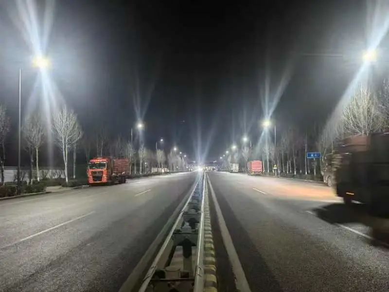 山东日照岚山区两条道路路灯工程完工亮灯
