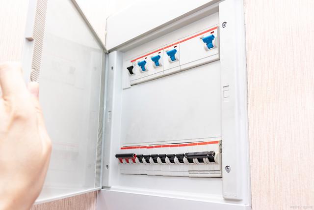 安装配电箱多少钱一个_家用配电箱安装人工多少钱