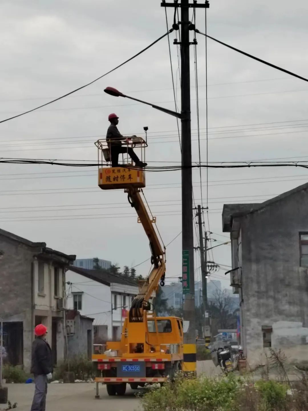 浙江温州龙港市加强路灯检修维护以破解农村照明难题