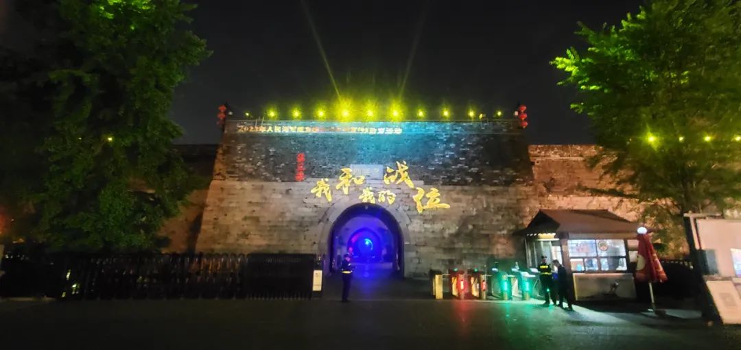 南京中华门上演灯光秀庆祝人民海军诞生74周年
