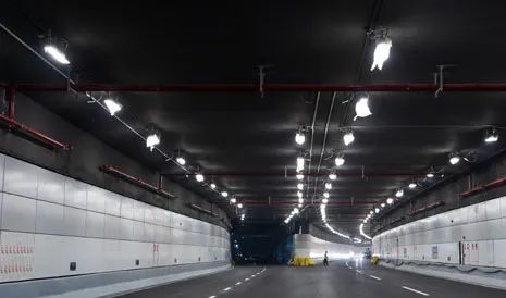 大连湾海底隧道照明系统全线点亮