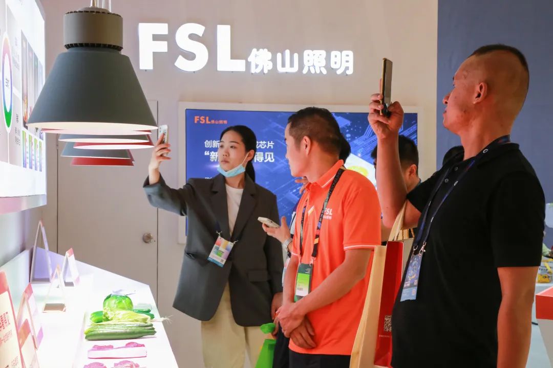 佛山照明携生鲜灯新品亮相第23届中国零售业博览会