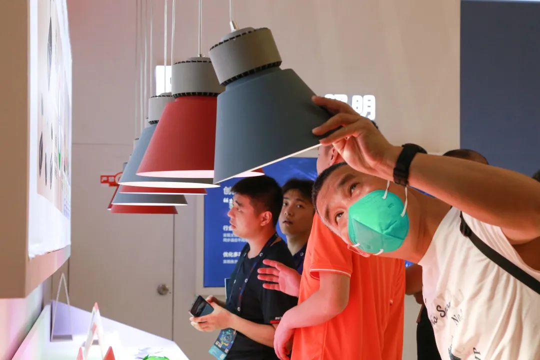佛山照明携生鲜灯新品亮相第23届中国零售业博览会