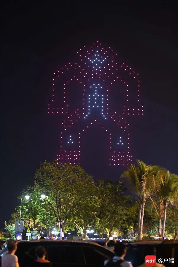 300架无人机在海南乐东县上演“夜空灯光秀”