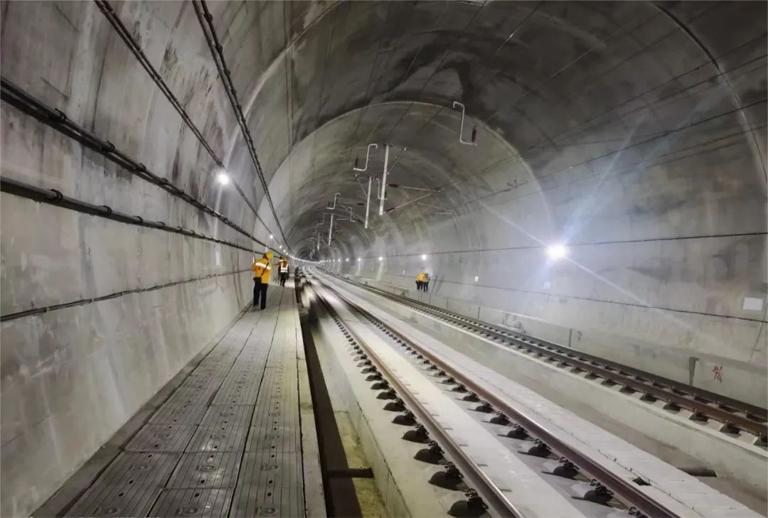 贵南高铁隧道照明工程顺利完工