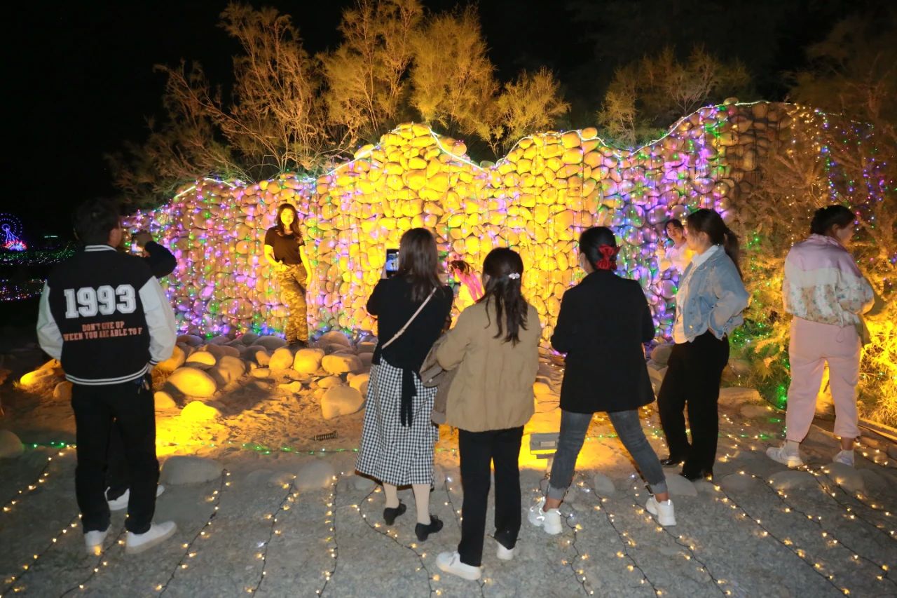 新疆喀什疏勒县绿美南疆林业产业园国际灯光秀提升当地旅游业品质