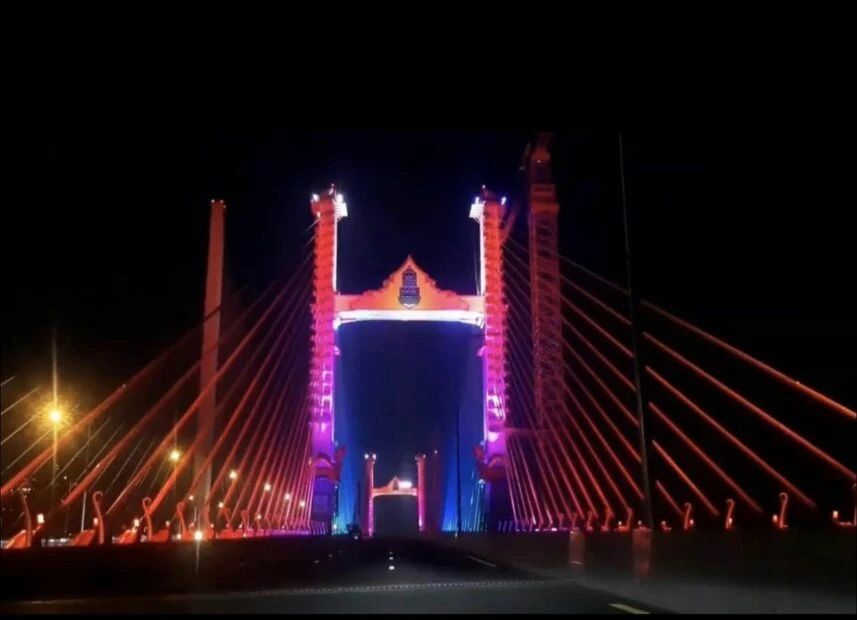 LED灯装饰亮丽的泰国曼谷拉玛九大桥新桥建成