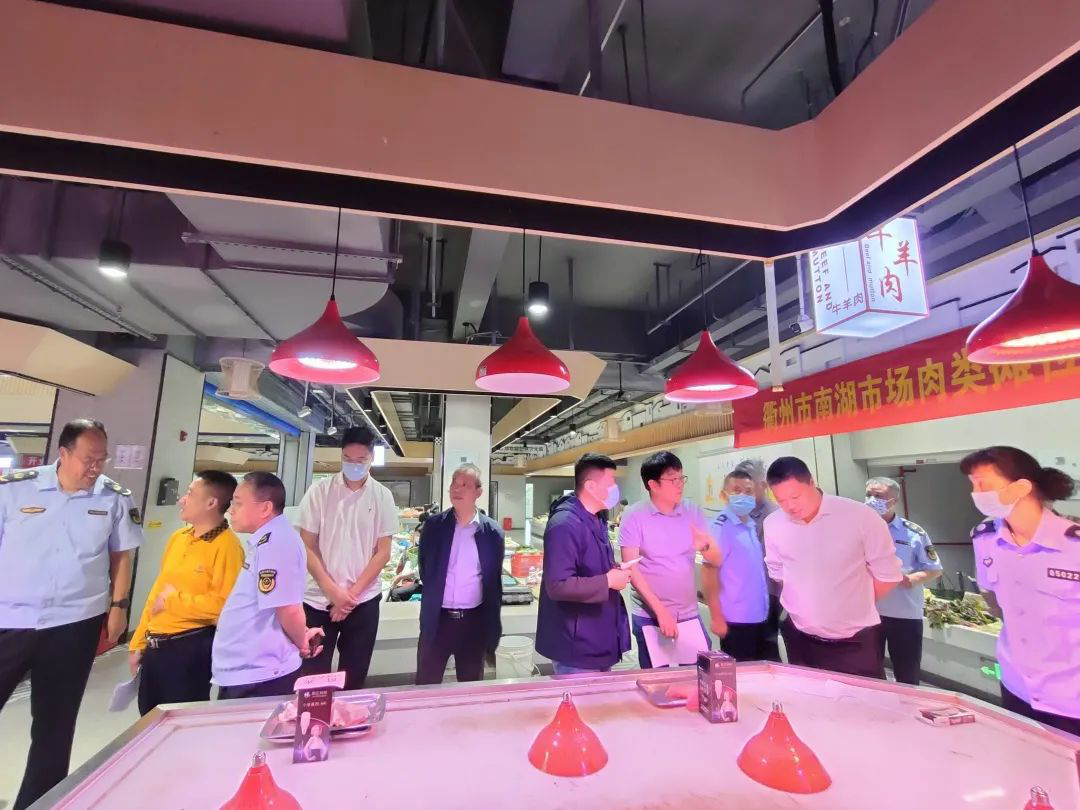 浙江衢州市监局在南湖菜市场开展肉类摊位照明灯具检测和实证比较活动