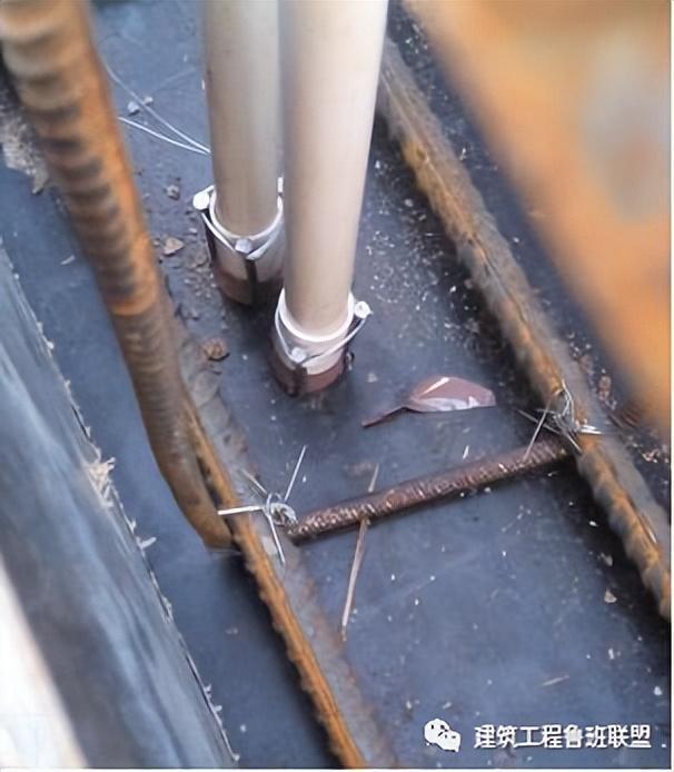 PVC电线管预埋：模板开洞弊端多，现场就是这样做