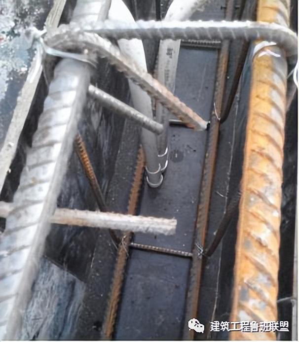 PVC电线管预埋：模板开洞弊端多，现场就是这样做