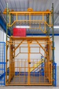 货梯设计和使用过程中考虑货梯防撞的方案