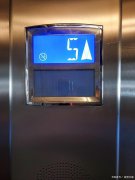 数字式电梯显示方案是指在电梯门口设置屏幕