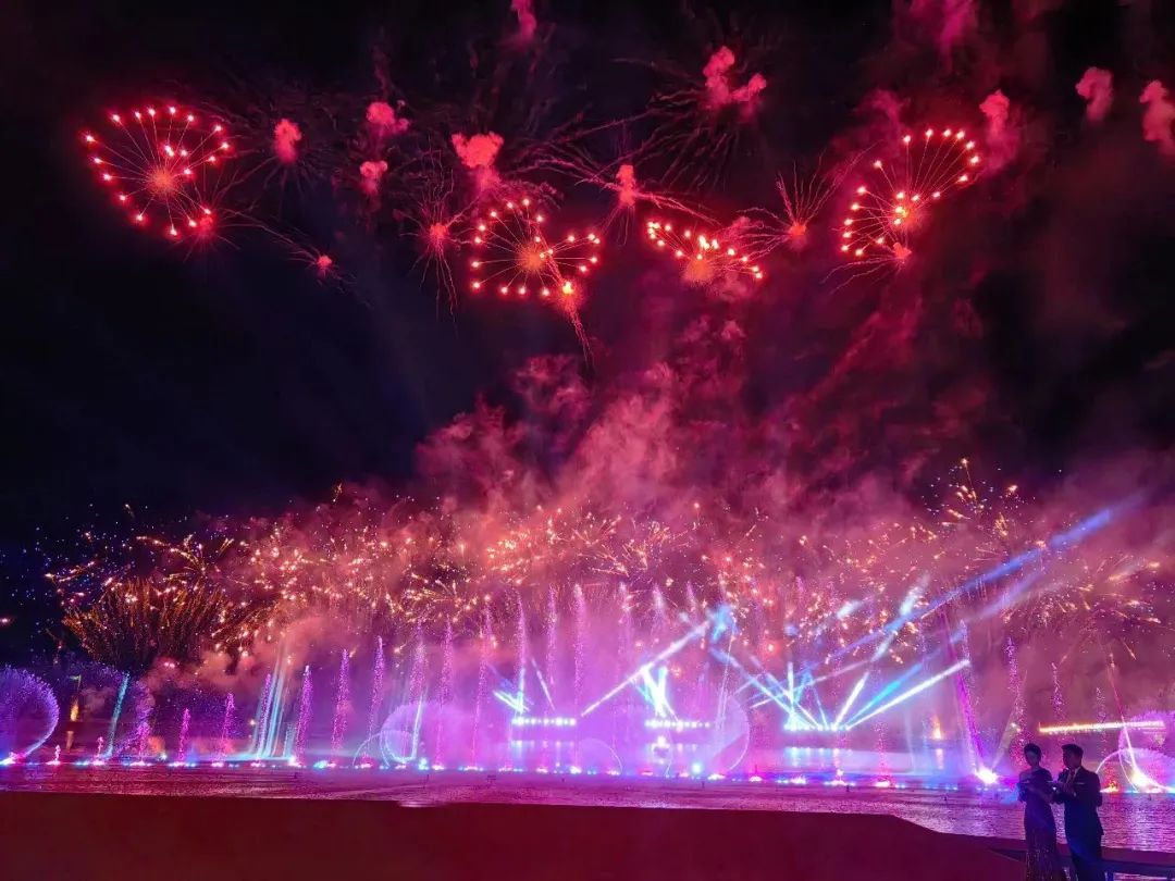 芝樱花旅游文化节大型灯光水幕焰火秀在黑龙江双鸭山宝清县东湖公园上演