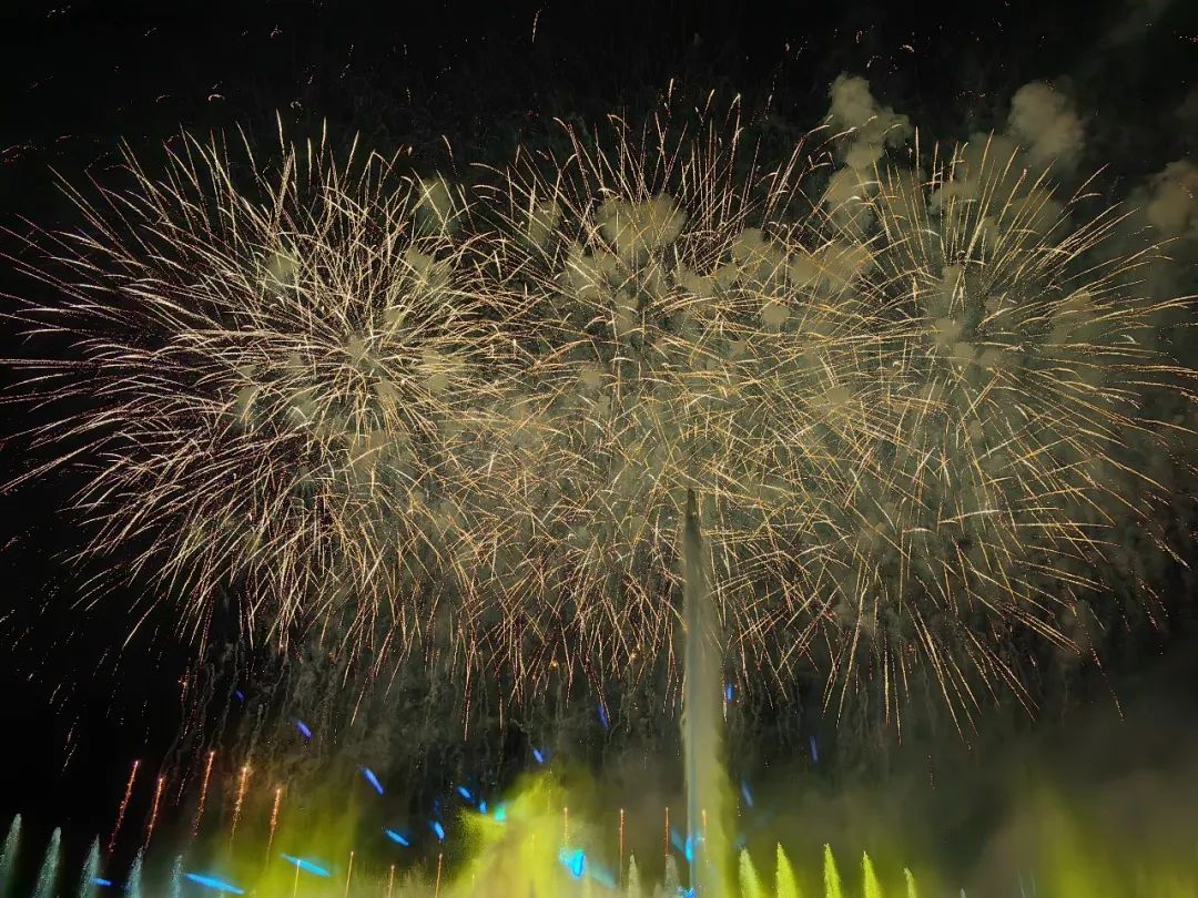 芝樱花旅游文化节大型灯光水幕焰火秀在黑龙江双鸭山宝清县东湖公园上演
