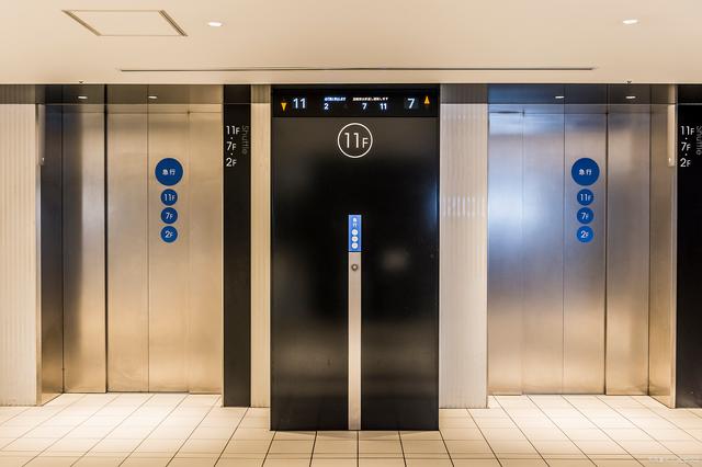 电梯安全性的重要性及层门自动关闭装置的作用原理